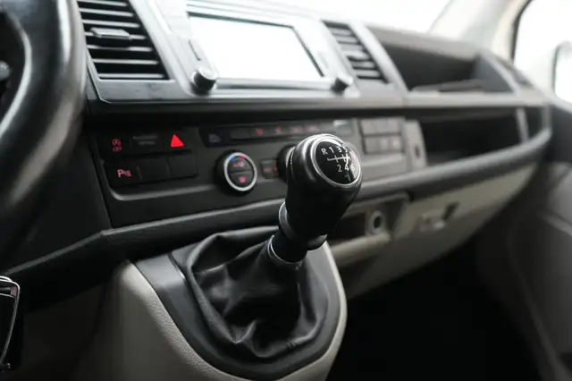 Volkswagen Caravelle view 15