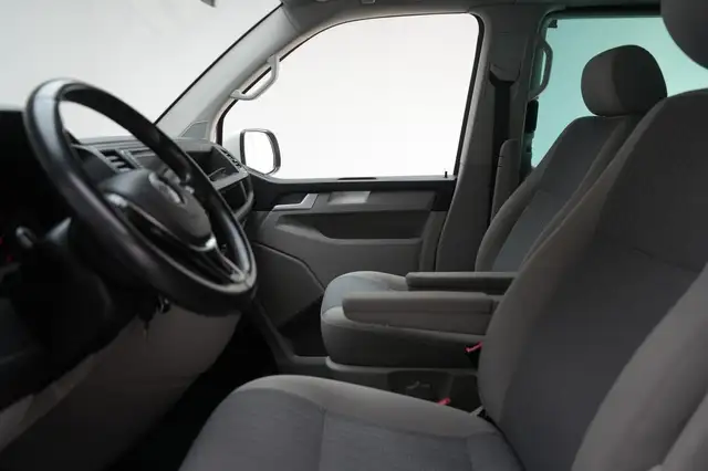 Volkswagen Caravelle view 11