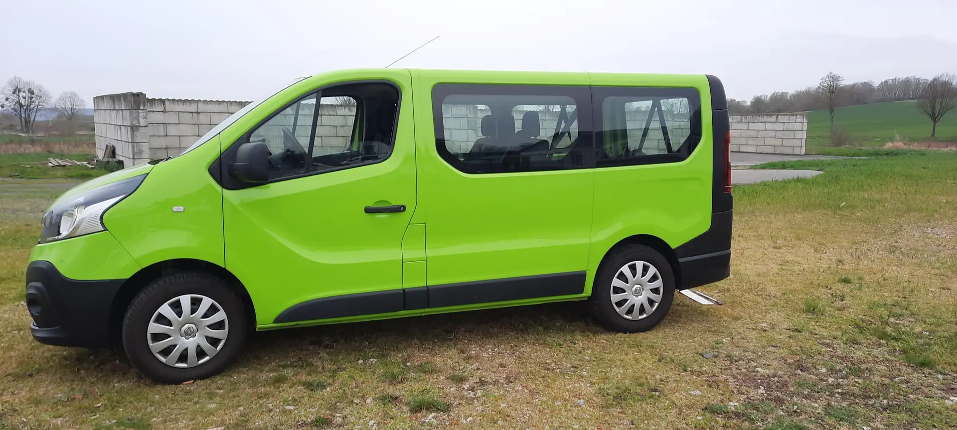 Renault Trafic L1H1 2,7t (8/9 Sitze) Expression Verde - 2