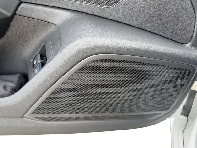 Audi A6 view 11