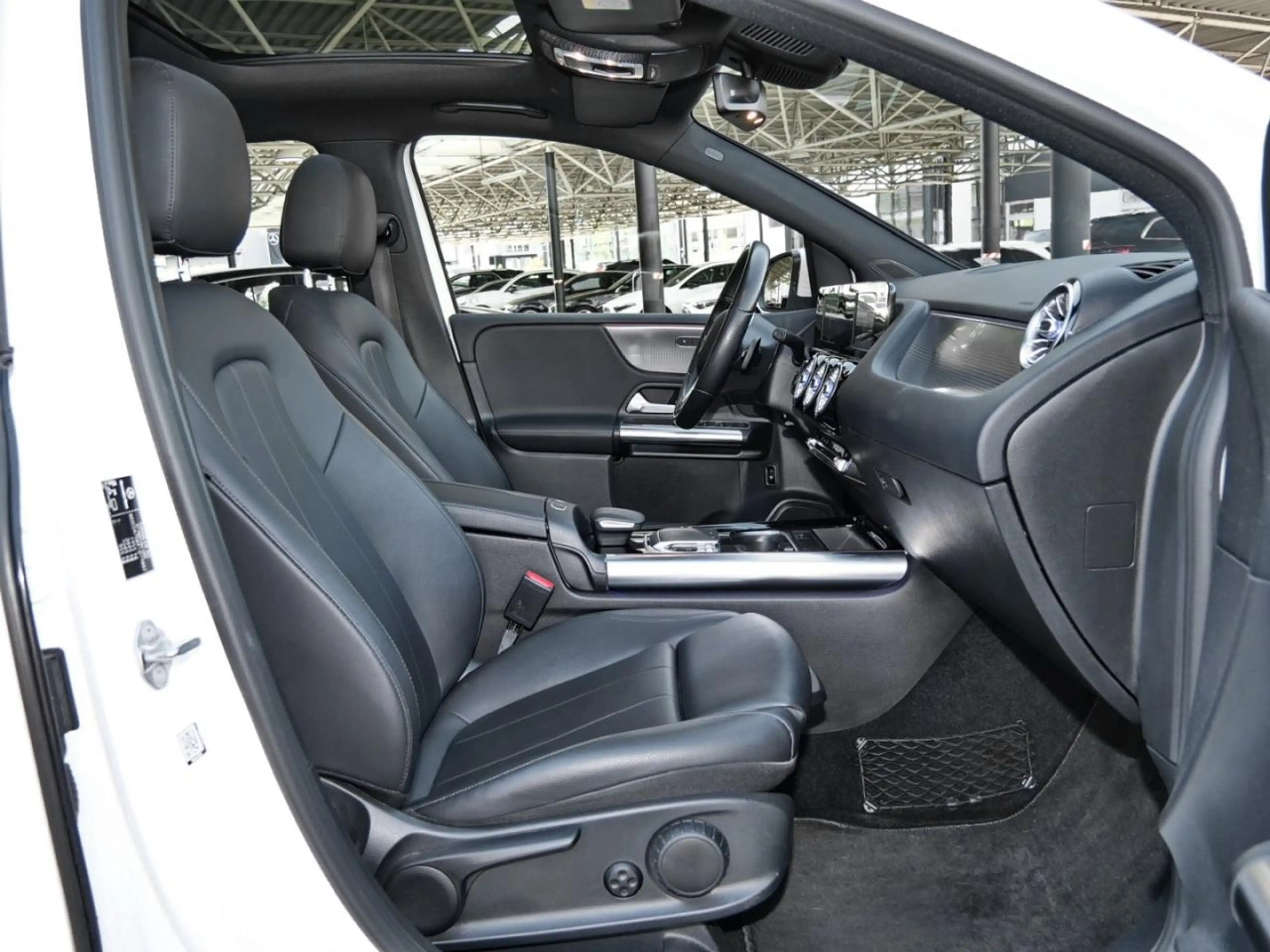Mercedes-Benz B 180 Progressive EasyPack Panorama 360° Navi — photo 9