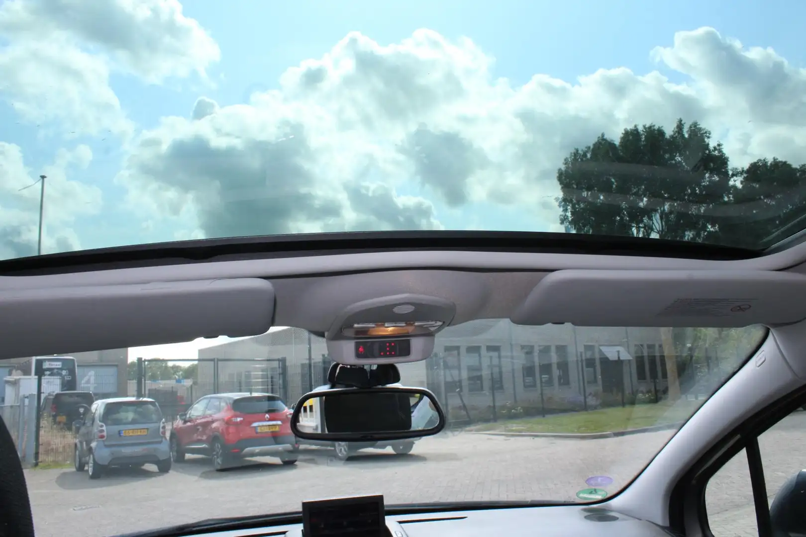 Peugeot 5008 1.6 VTi ST 7p. pano 1e eig, navi clima multimedia Gris - 2