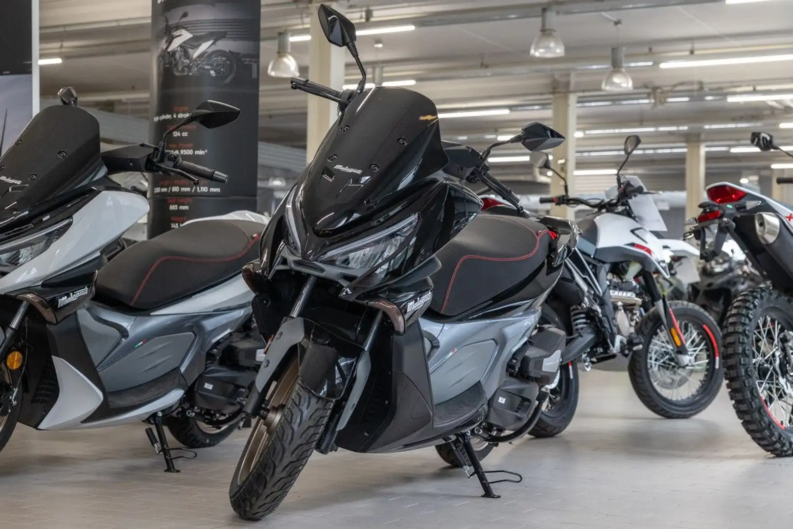 Malaguti Madison 125 ABS, 4 JAHRE WERKSGARANTIE Černá - 2