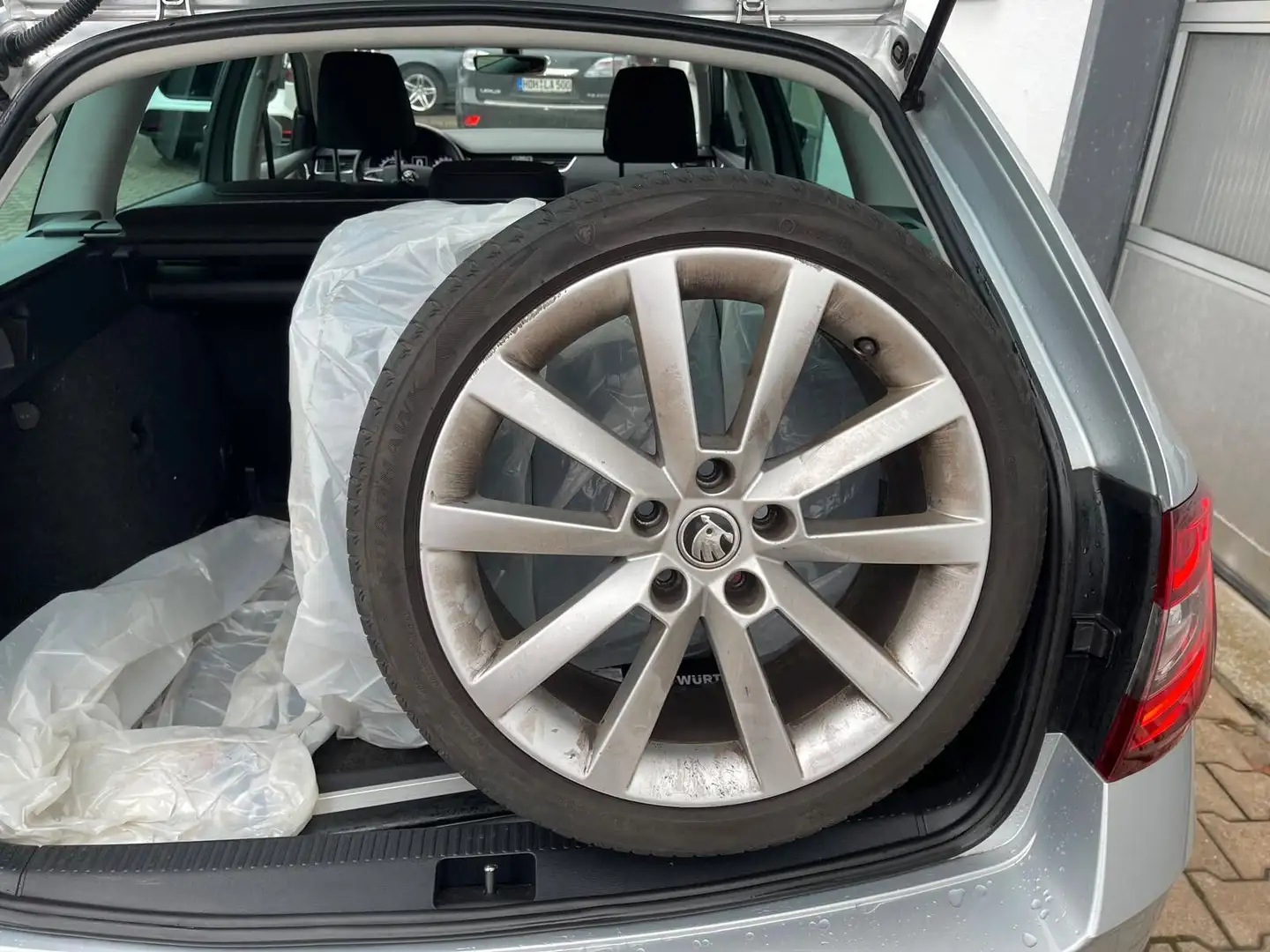 Skoda Octavia Combi 2,0TDI Soleil/DSG/1HD/MWST/AHK/LED Silber - 2