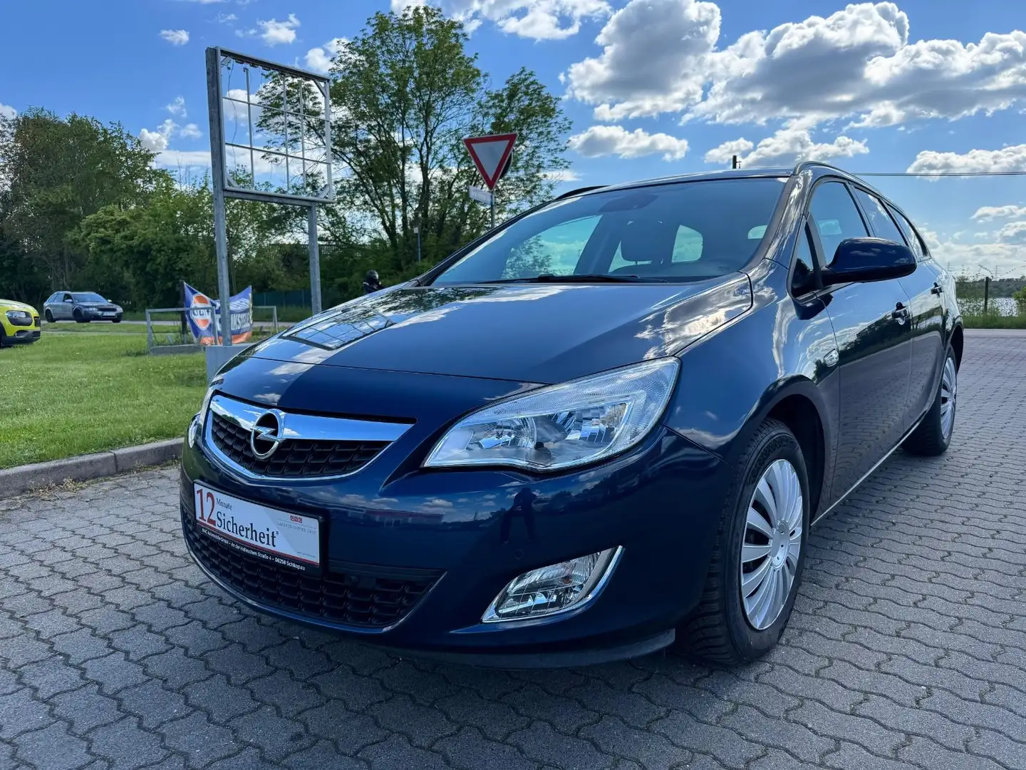 Opel Astra J Sports Tourer Design Edition Blue - 1