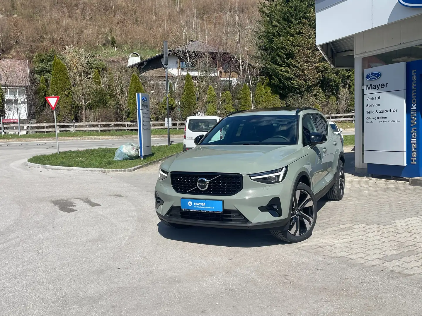 Volvo XC40 B3 Ultra Dark Aut.*AHV*STANDHEIZUNG*PANORAMADACH Grün - 1