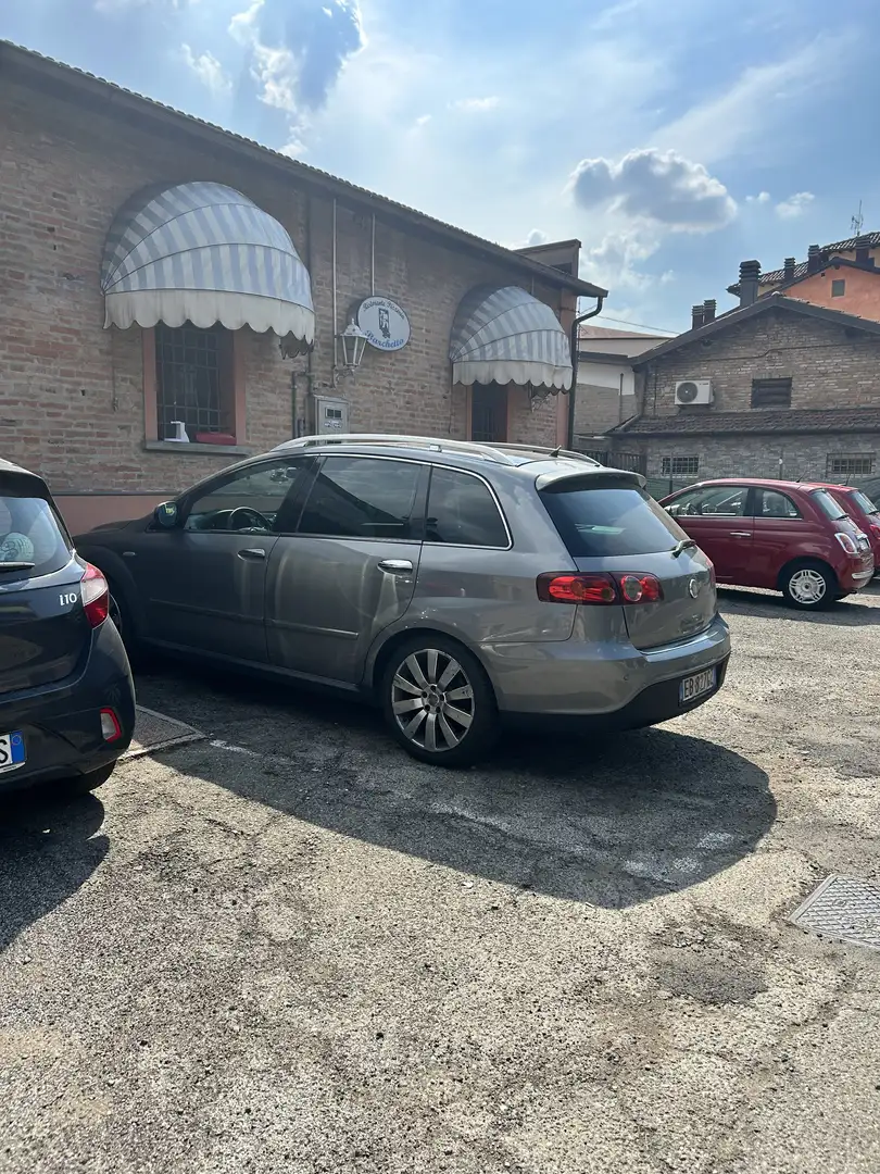 Fiat Croma 1.9 mjt 16v Dynamic 150cv auto Grijs - 1