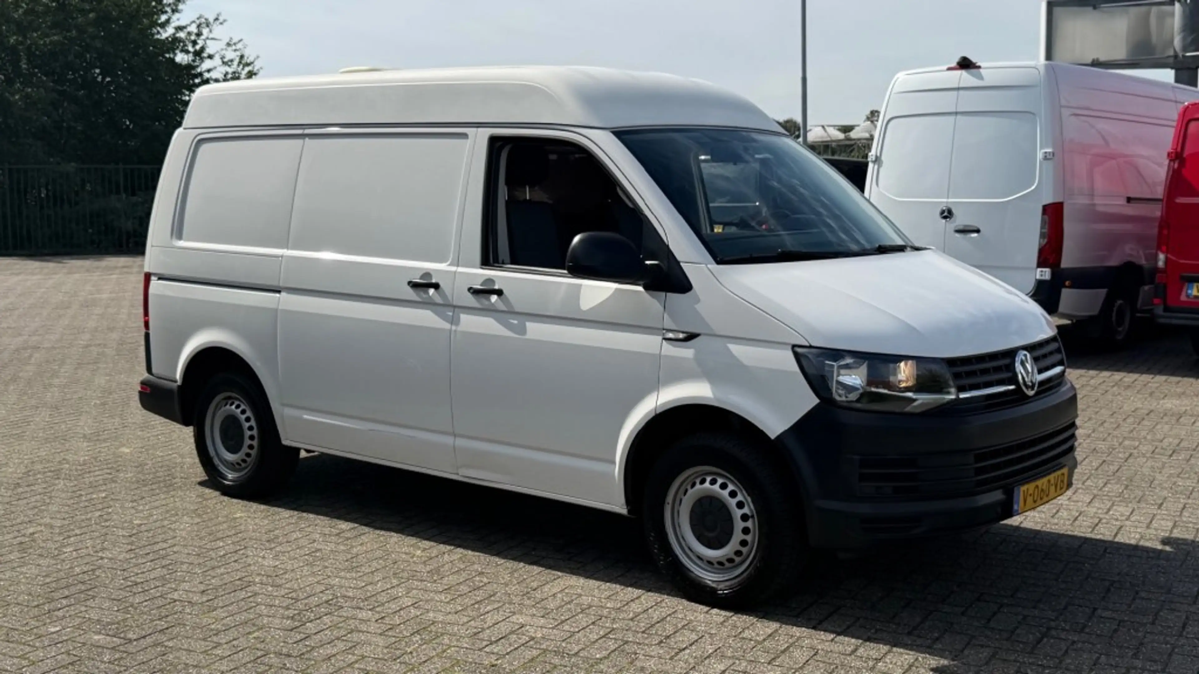 Volkswagen Transporter 2.0 TDI 75KW 102PK L1H2 EURO 6 AIRCO/ CRUISE CONTR — photo 3