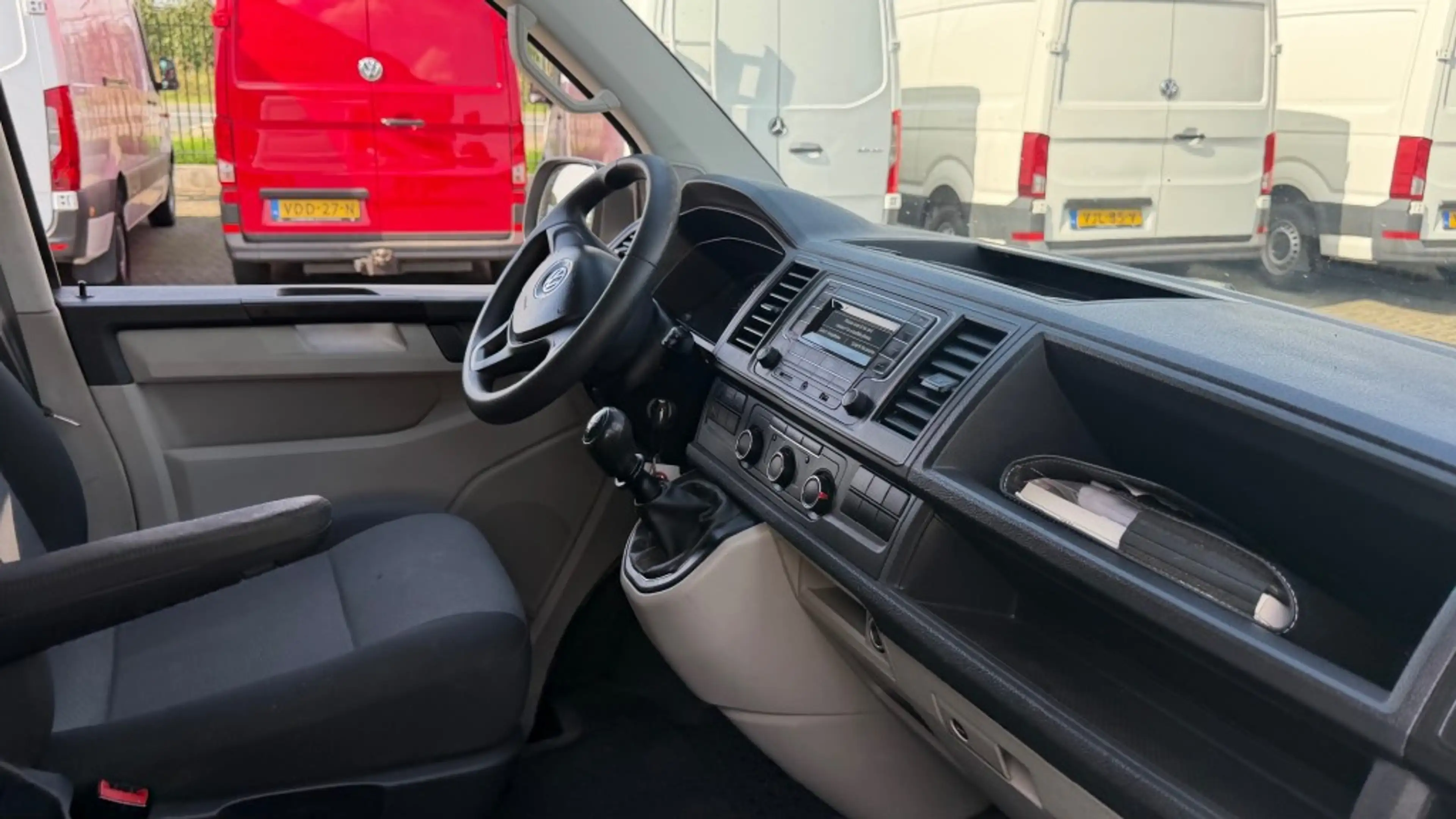 Volkswagen Transporter 2.0 TDI 75KW 102PK L1H2 EURO 6 AIRCO/ CRUISE CONTR — photo 7