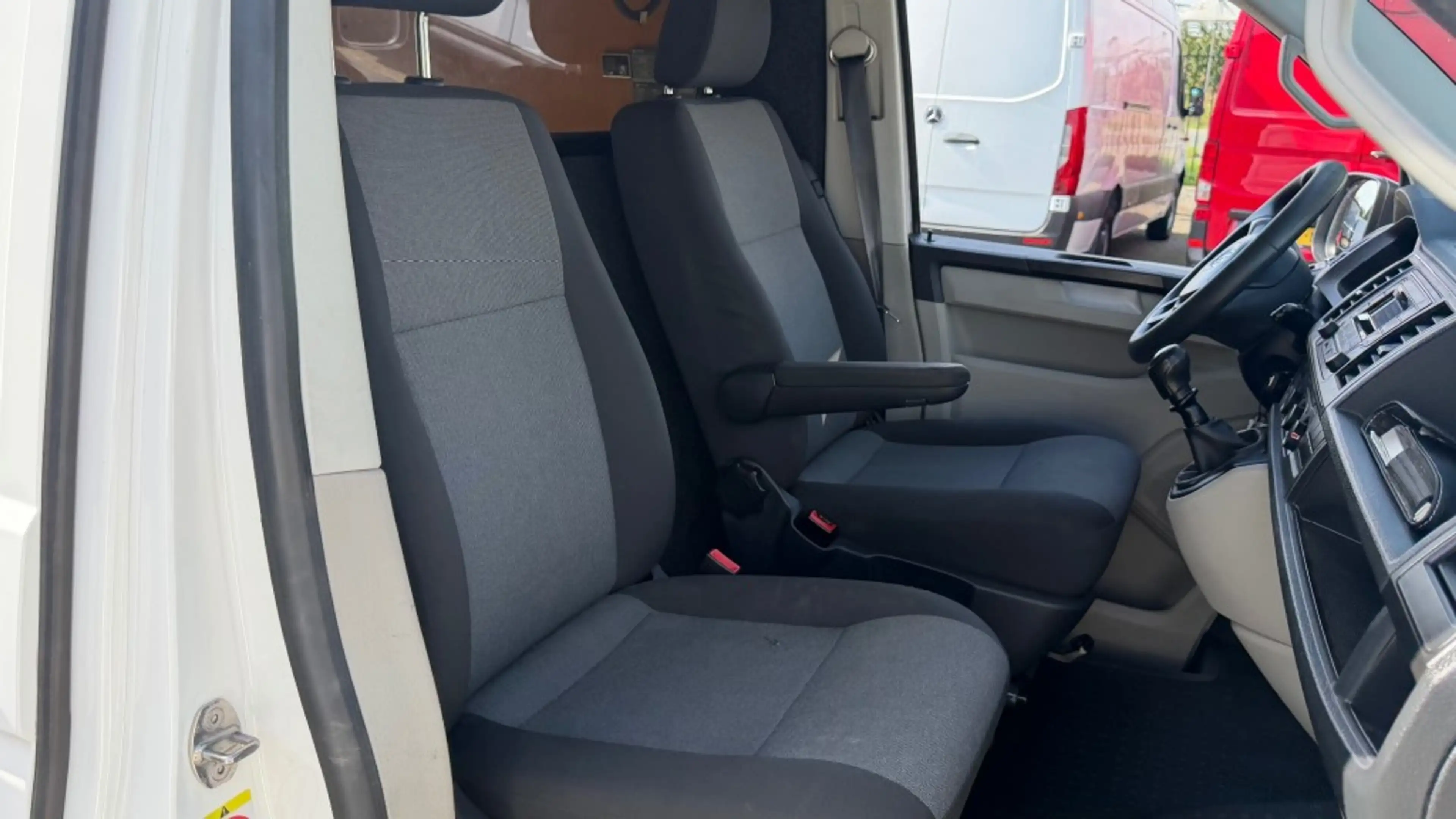 Volkswagen Transporter 2.0 TDI 75KW 102PK L1H2 EURO 6 AIRCO/ CRUISE CONTR — photo 6