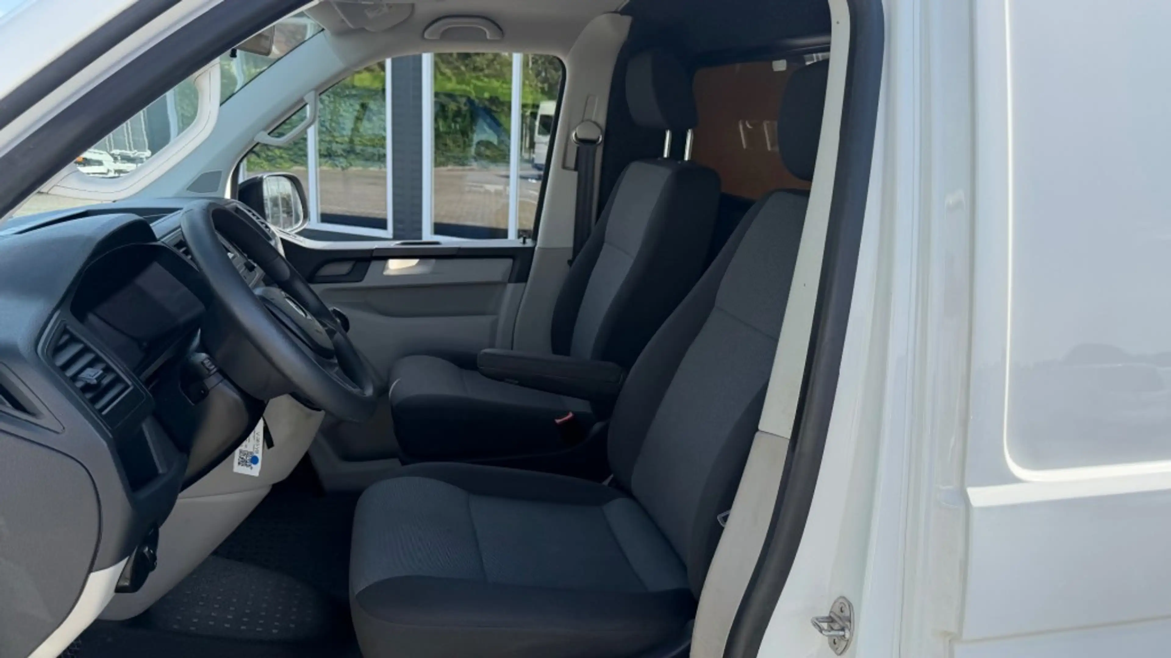 Volkswagen Transporter 2.0 TDI 75KW 102PK L1H2 EURO 6 AIRCO/ CRUISE CONTR — photo 17