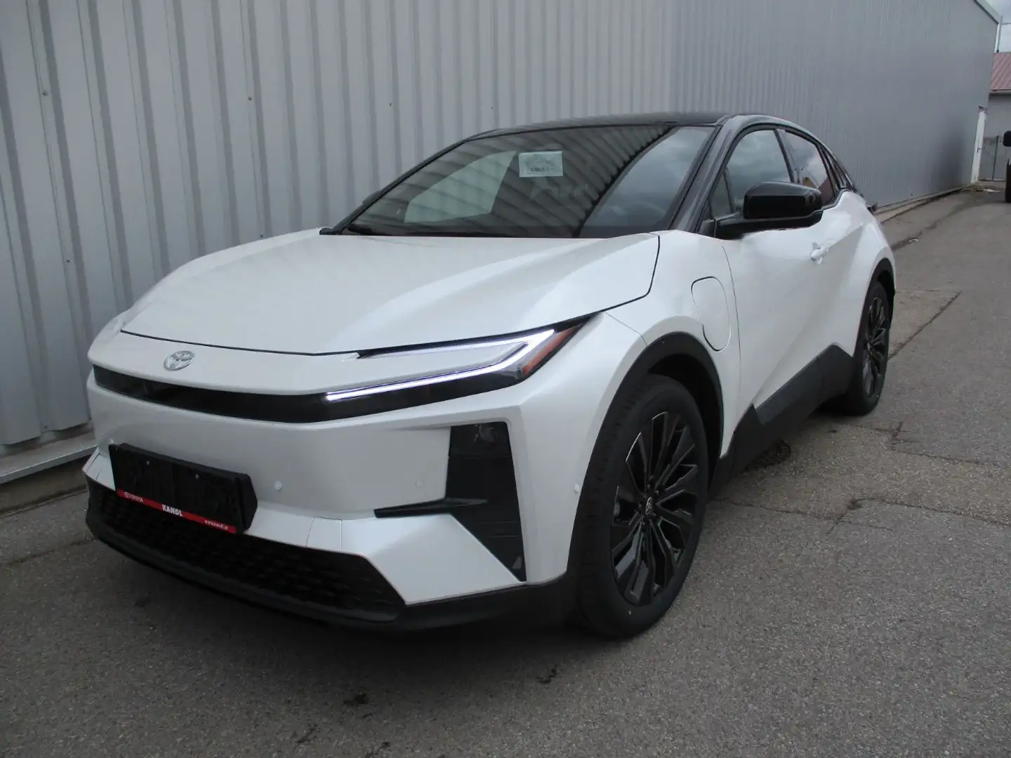 Toyota C-HR + Elektro 77kWh AWD Lounge ACC+LED+SHZ+Kam. Weiß - 2