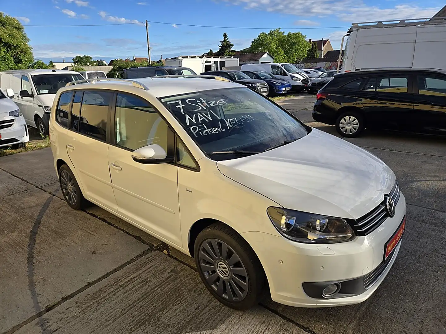 Volkswagen Touran 7 Sitzer, Pickerl Neu, 8 fach Alu, Navi , AHK usw Weiß - 2