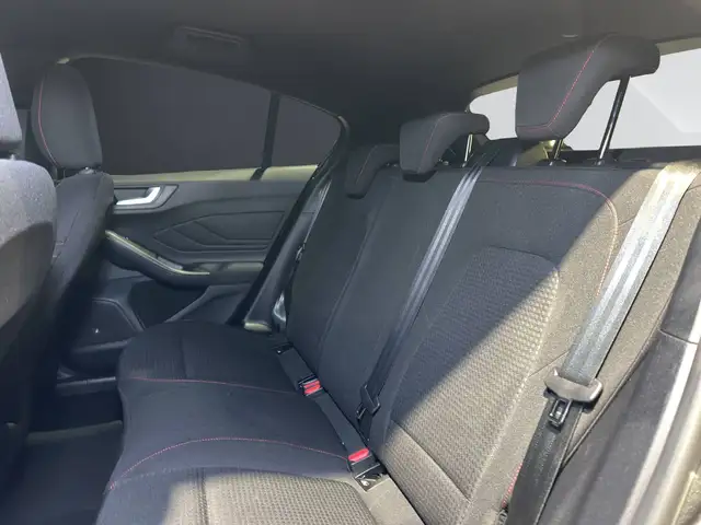 Ford Focus view 14