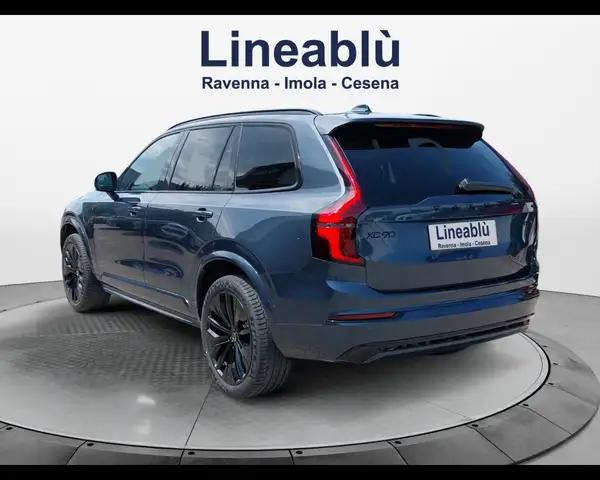 Volvo XC90 view 3