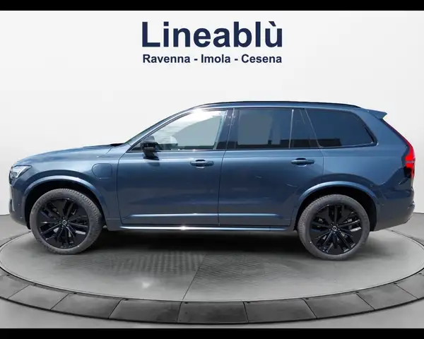 Volvo XC90 view 2