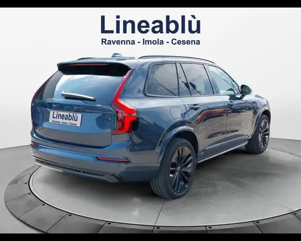 Volvo XC90 view 5