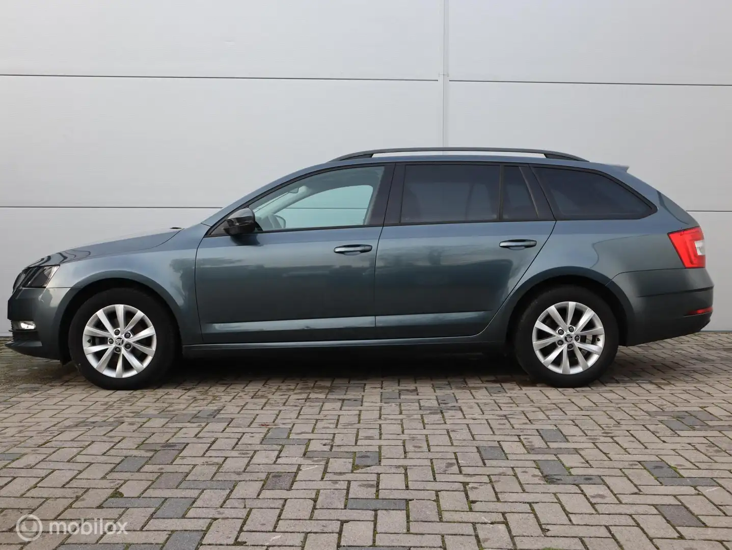 Skoda Octavia Combi 1.6 TDI Greentech Clever Edition Grijs - 2
