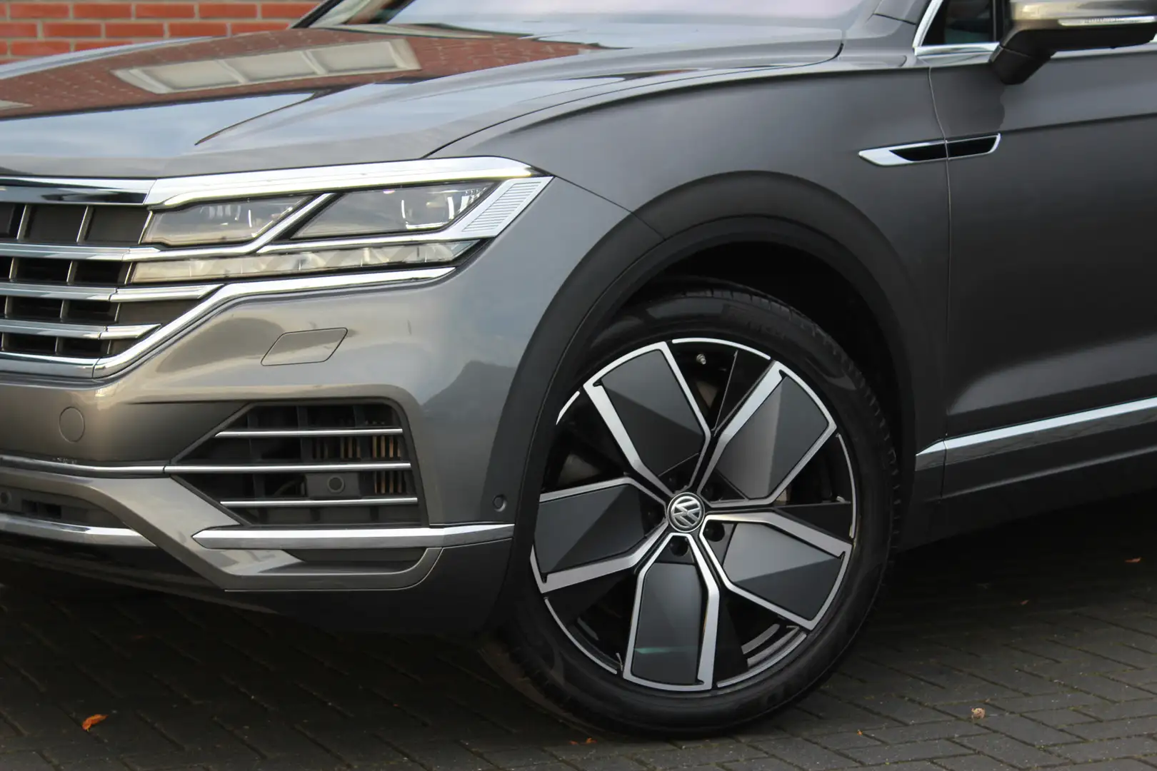 Volkswagen Touareg 3.0 TSi eHybrid 4MOTION | Pano | Trekhaak | Memory Grijs - 2
