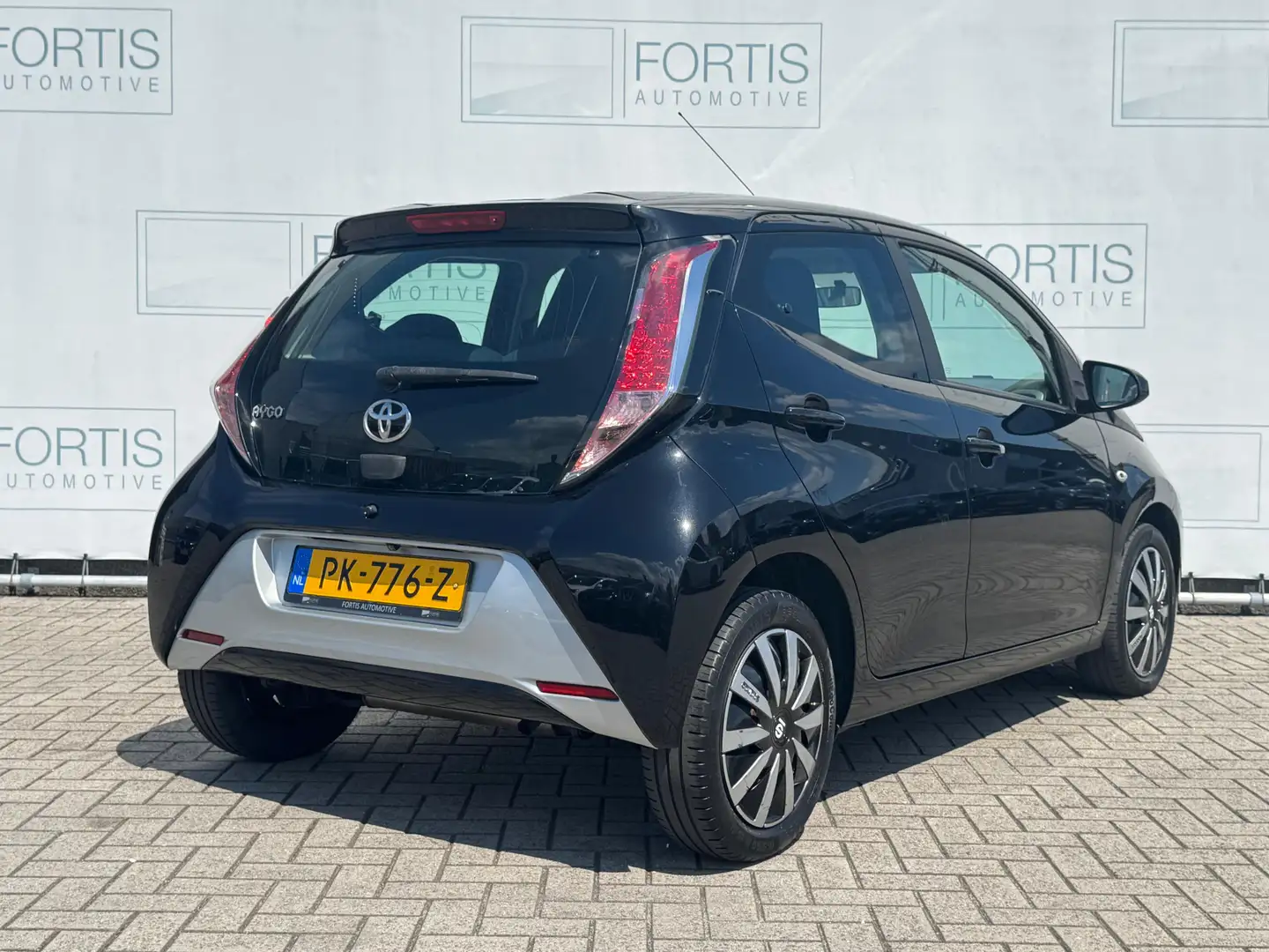 Toyota Aygo 1.0 VVT-i x-play NAVI | AIRCO | 5 DEURS Noir - 2