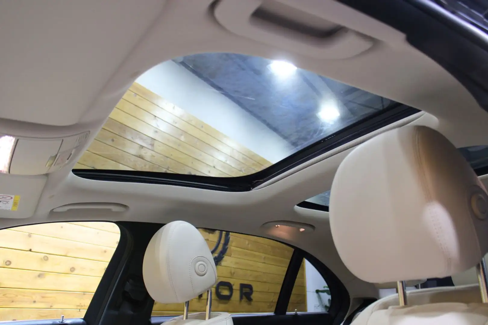 Mercedes-Benz E 220 d Noir - 2