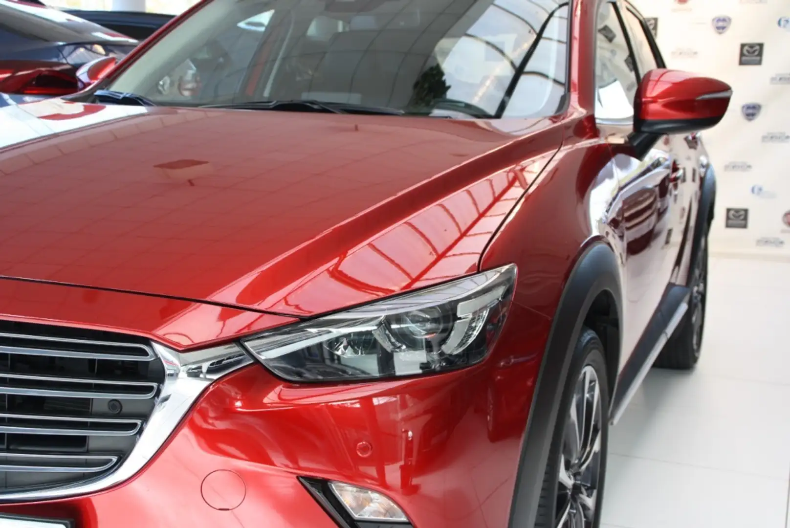 Mazda CX-3 2.0 Skyactiv-G Zenith 2WD Aut. 89kW Rojo - 2
