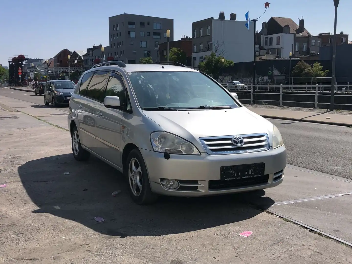 Toyota Avensis Verso 2.0 Turbo D4D Linea Sol Gümüş rengi - 1