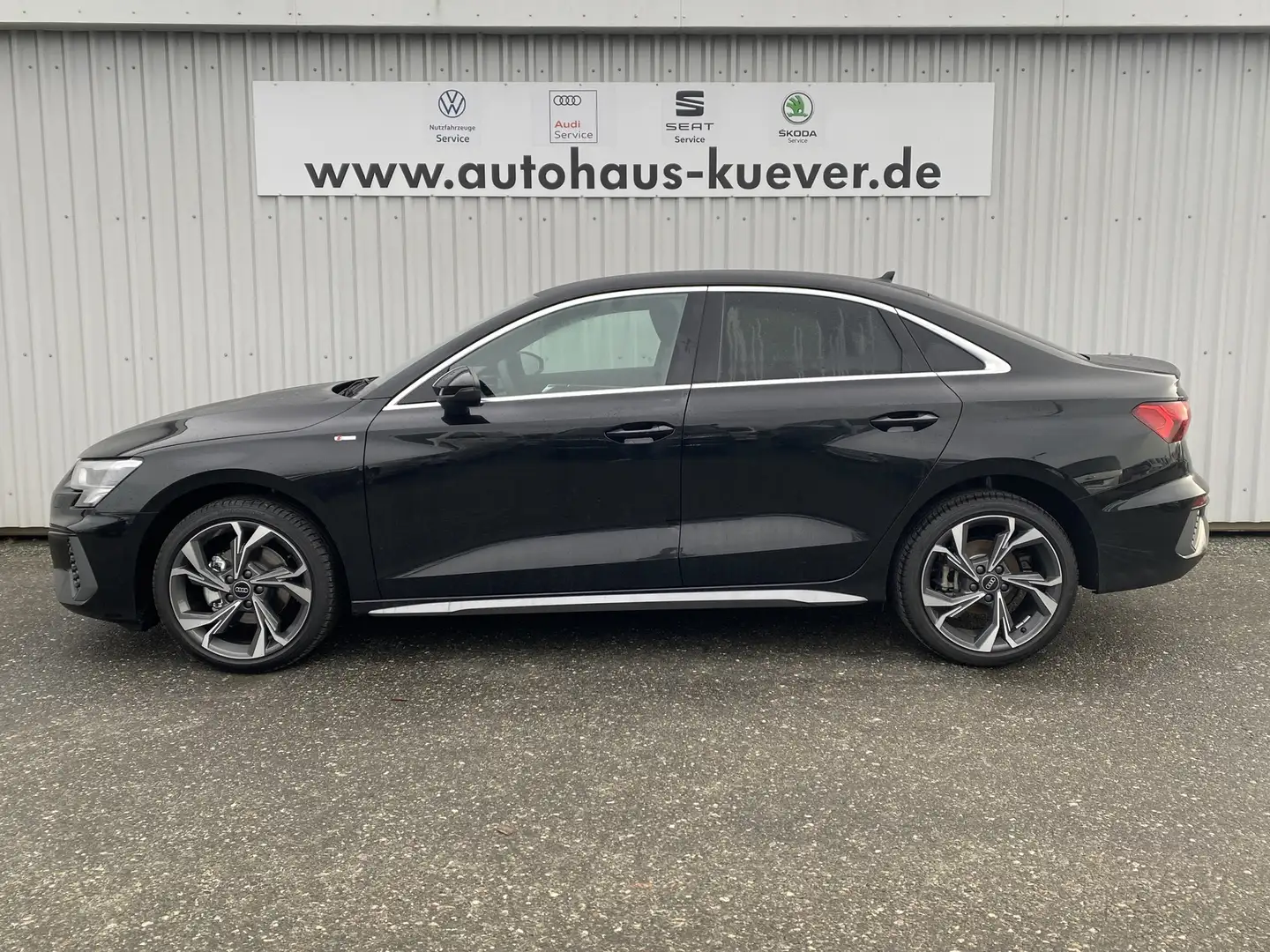 Audi A3 Limousine 35 TFSI S-Line S-Tr. Navi+LED+ACC Fekete - 2