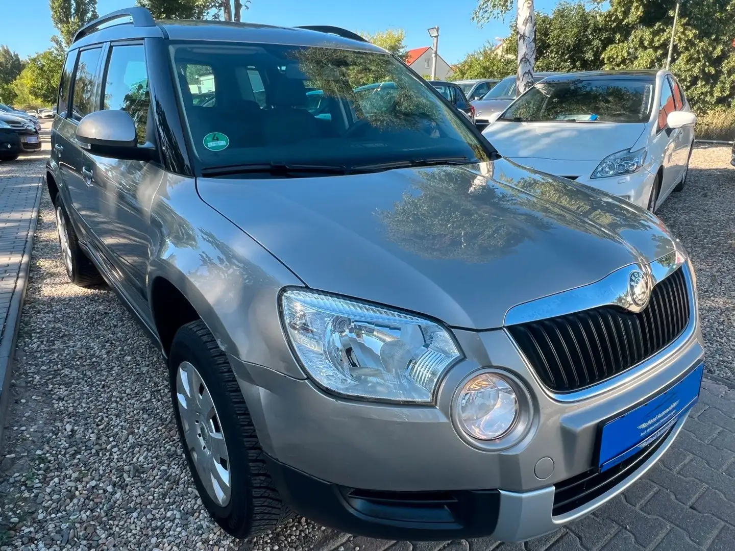 Skoda Yeti Active Plus *2.HD*Aut*Klima*SHZ*PDC*TÜV NEU Beige - 2