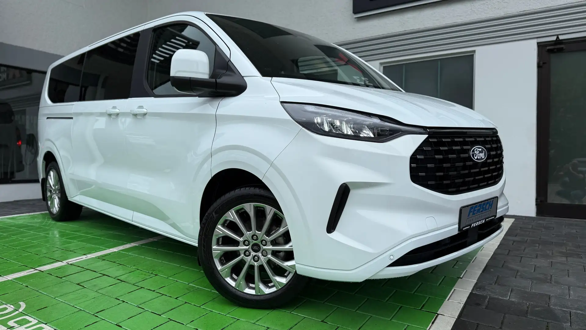 Ford Tourneo Custom L2 Autom. Titanium 4x4 m. Navi SYNC 4 u. 19" Alu Alb - 1