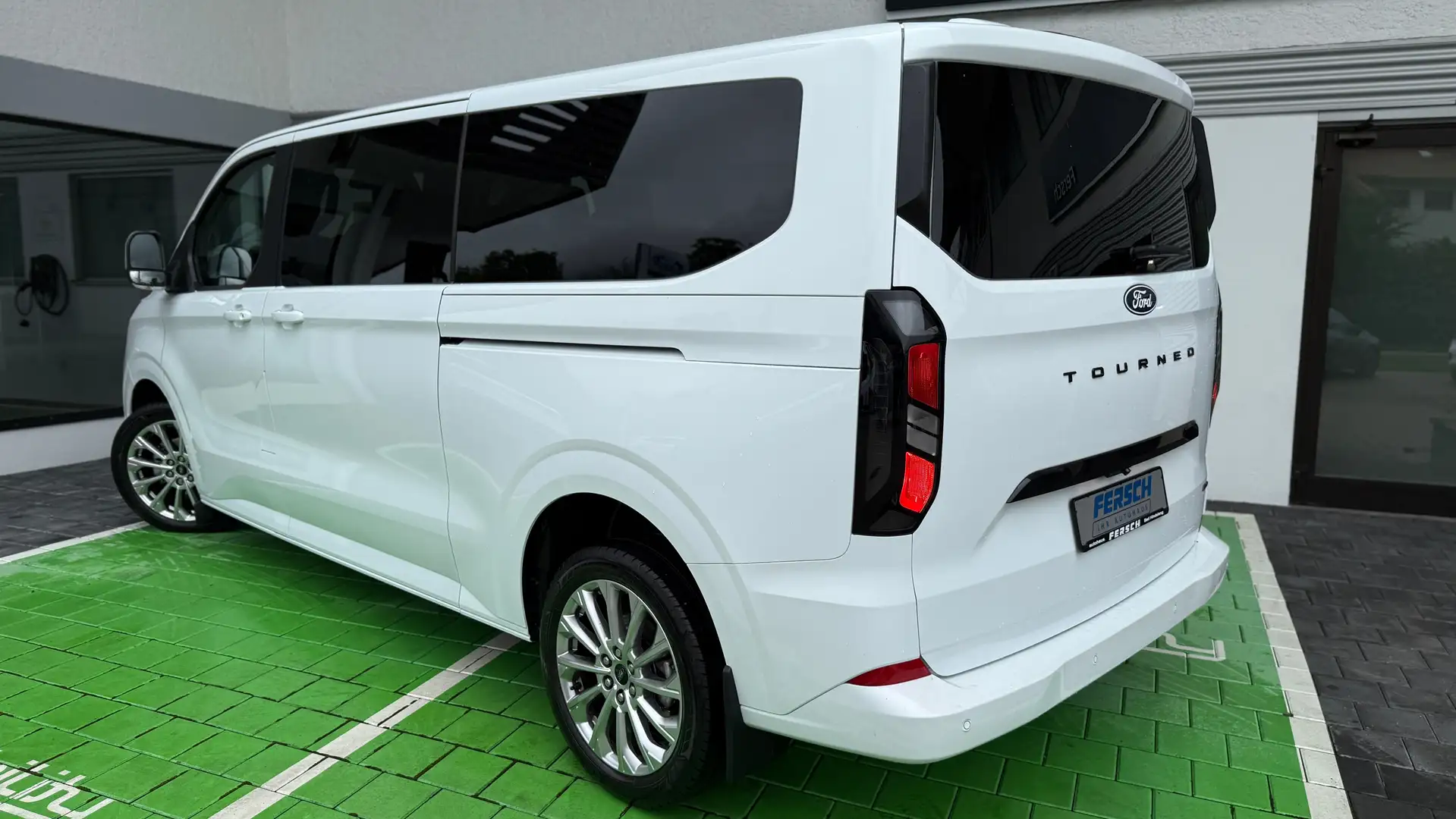 Ford Tourneo Custom L2 Autom. Titanium 4x4 m. Navi SYNC 4 u. 19" Alu Alb - 2