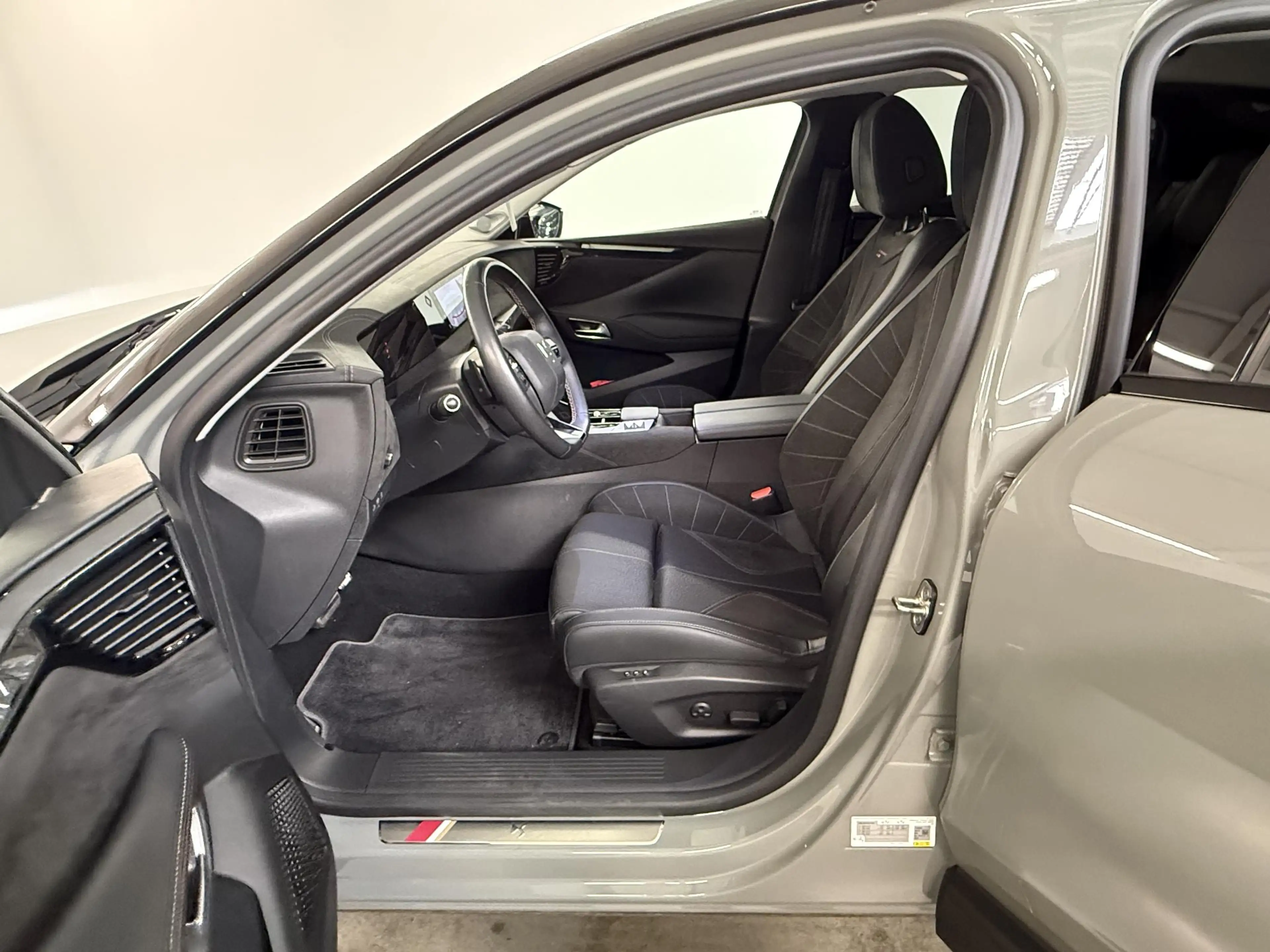 DS Automobiles DS 4 E-TENSE Performance Line E-TENSE 225 — photo 12