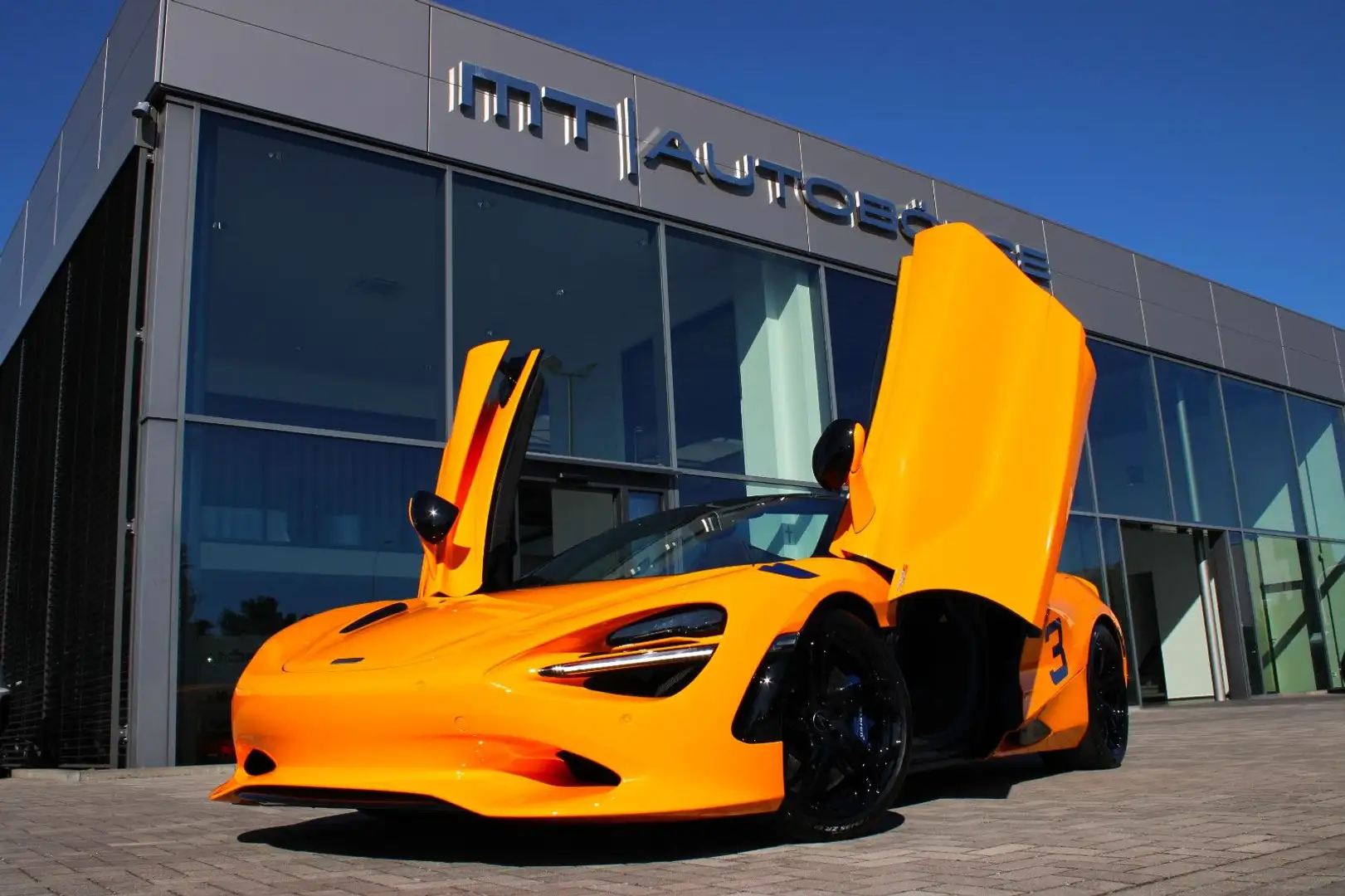 McLaren 750S SPIDER 60TH ANNI PAINT | CARBON | MSO | B&W Orange - 1