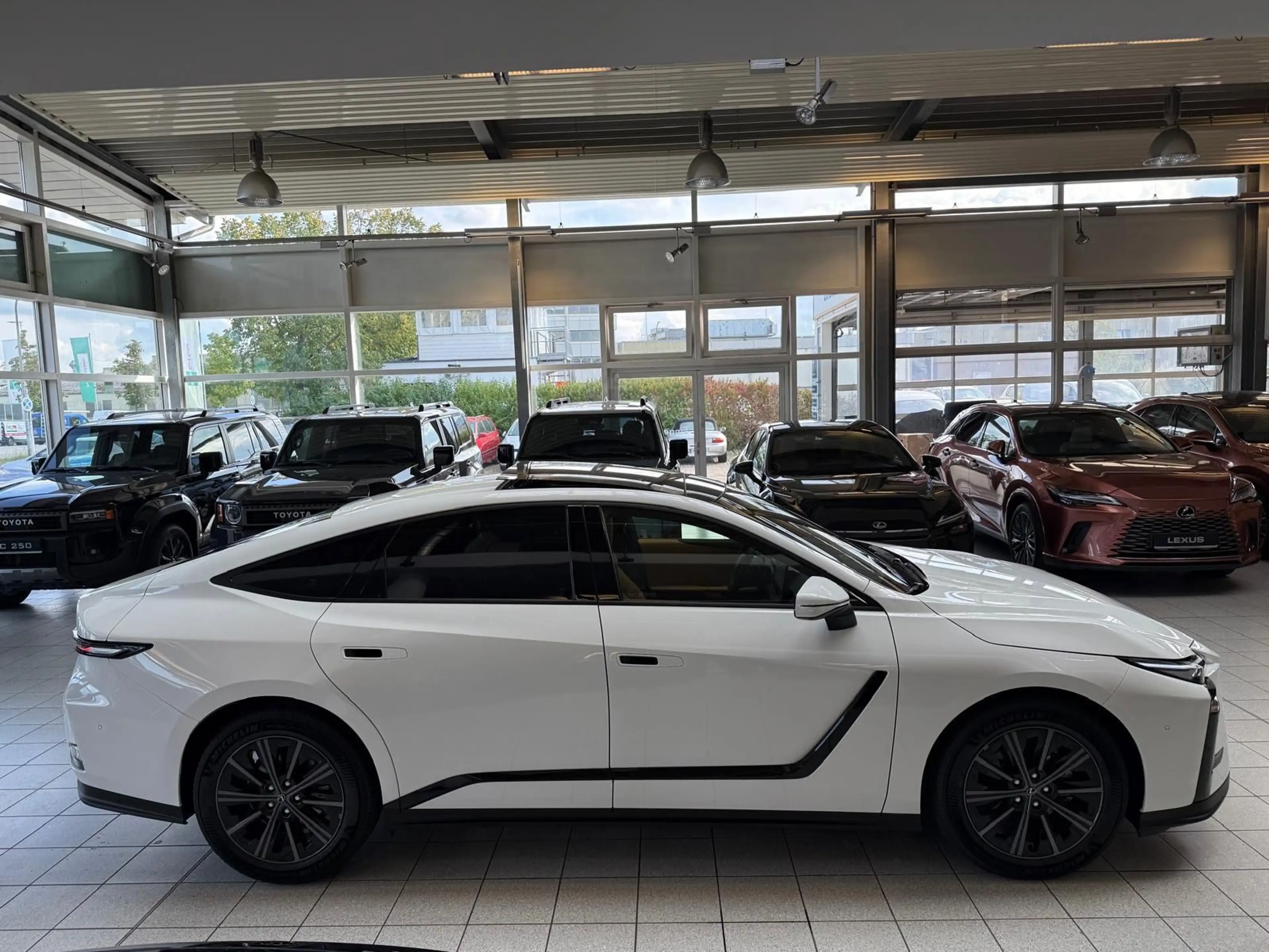 Lexus ES 300 h Executive 4x4-MOD 27-PANO-HUD-360 — photo 13
