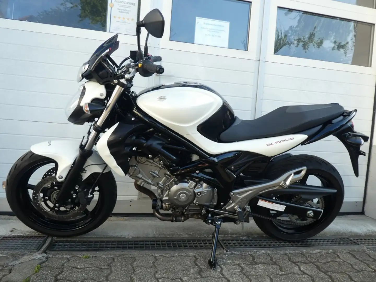 Suzuki Gladius 650 1.Hand, Inspektion und Kettensatz neu, Topzustand Weiß - 2