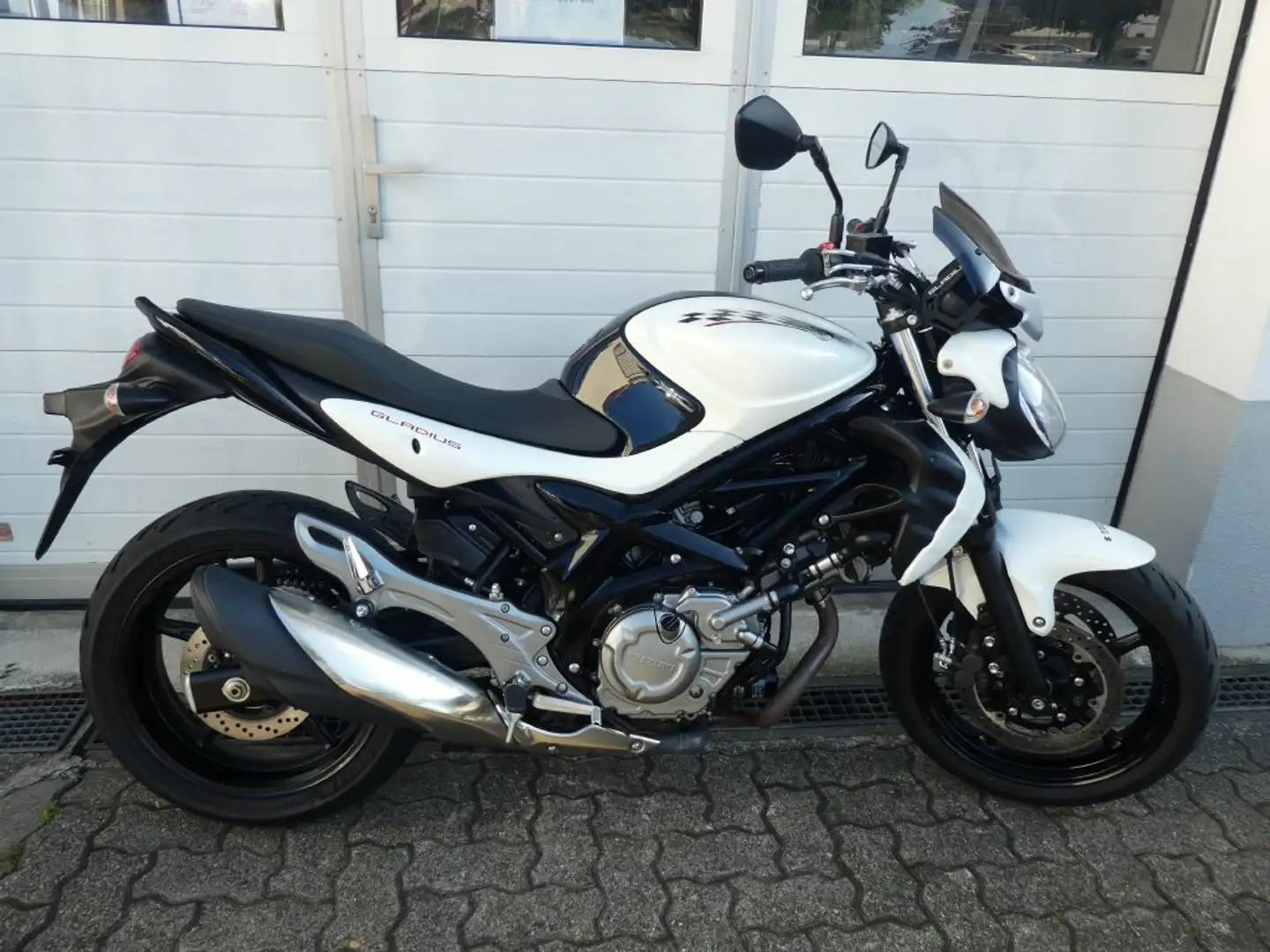 Suzuki Gladius 650 1.Hand, Inspektion und Kettensatz neu, Topzustand Weiß - 1