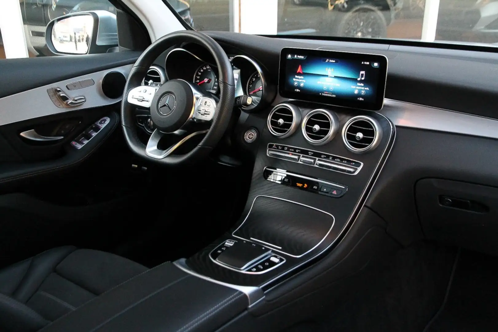 Mercedes-Benz GLC 300 300e 4MATIC AMG Line HYBRID I PANO I Grijs - 2
