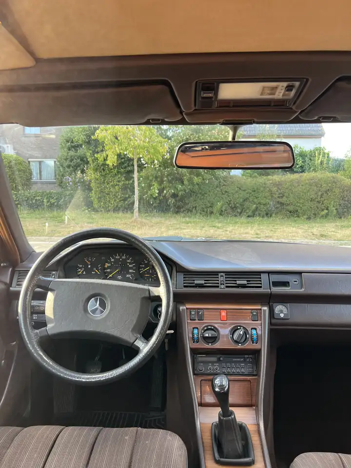 Mercedes-Benz E 250 Oldtimer W124 (1988 Model), foto 10