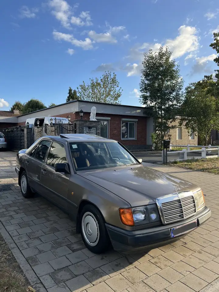 Mercedes-Benz E 250 Oldtimer W124 (1988 Model), foto 3