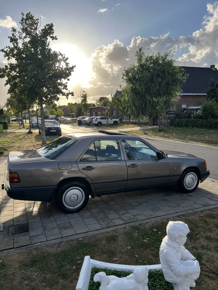 Mercedes-Benz E 250 Oldtimer W124 (1988 Model), foto 6