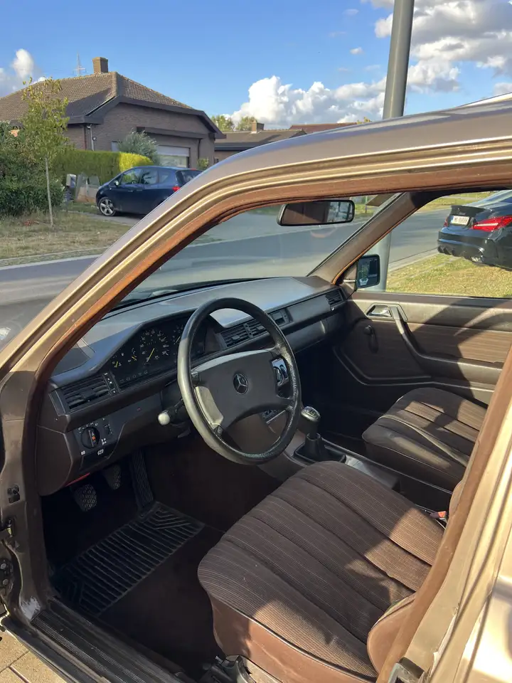 Mercedes-Benz E 250 Oldtimer W124 (1988 Model), foto 8