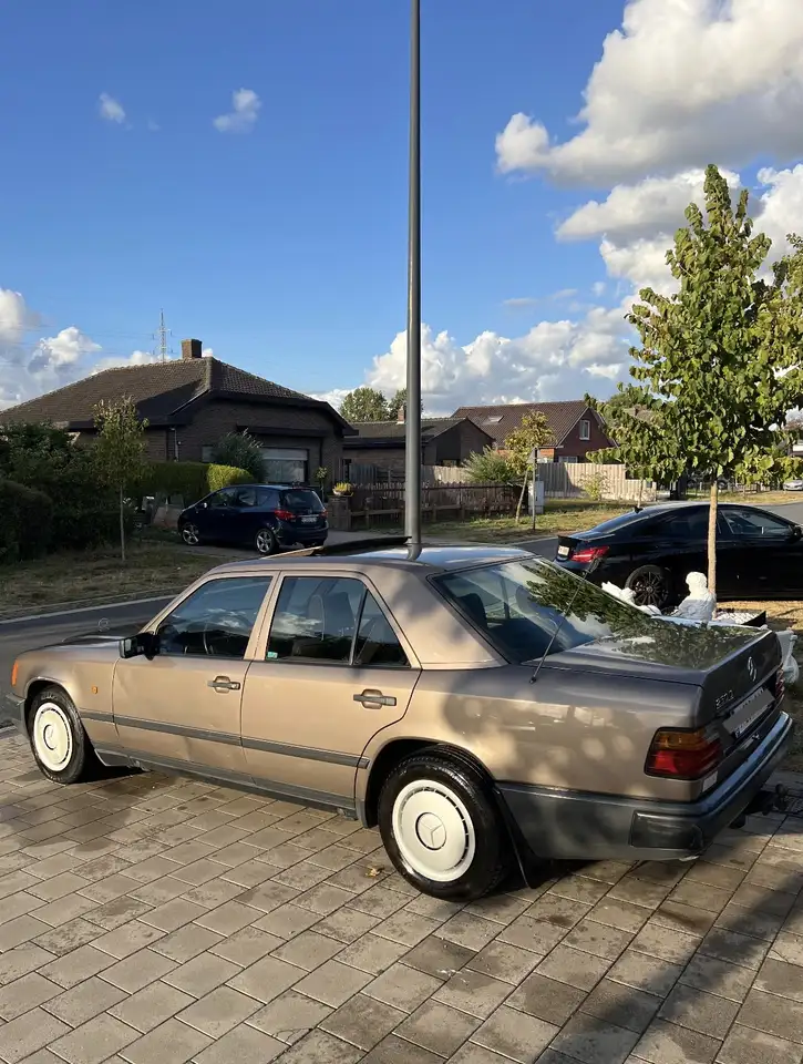 Mercedes-Benz E 250 Oldtimer W124 (1988 Model), foto 5