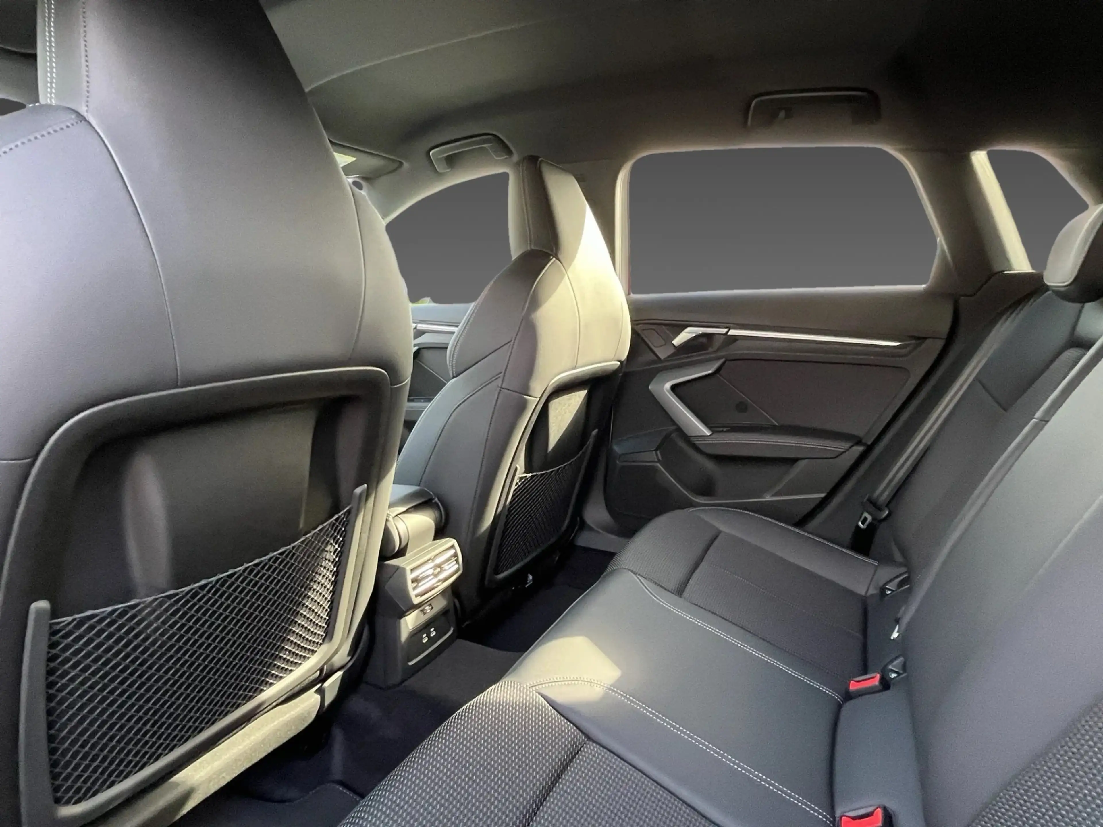 Audi S3 Sportback 2.0 TFSI quattro S tronic 18" Alu SHZ Kl — photo 11