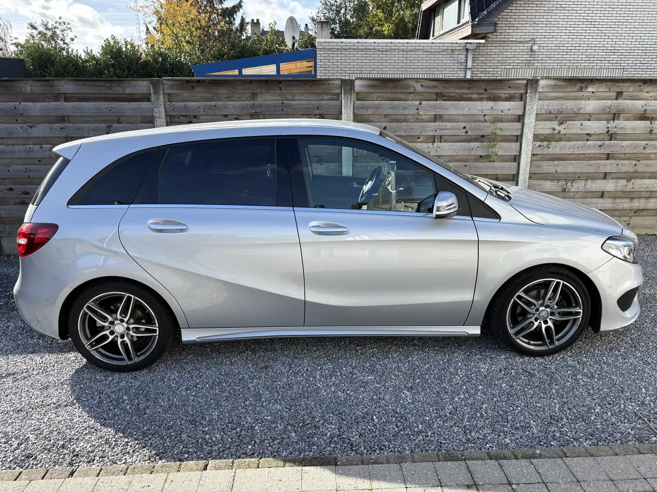Mercedes-Benz B 180