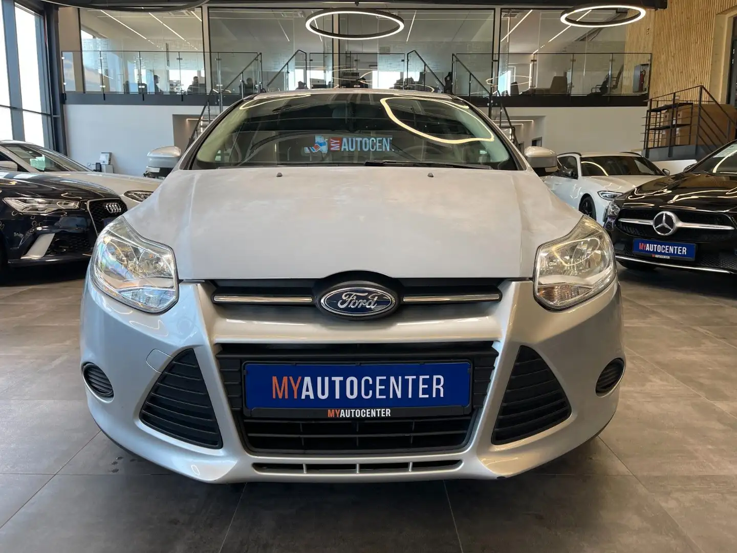 Ford Focus Turnier Tre *TEMPOMAT*KLIMA*PDC*WS-HEIZUNG Zilver - 2