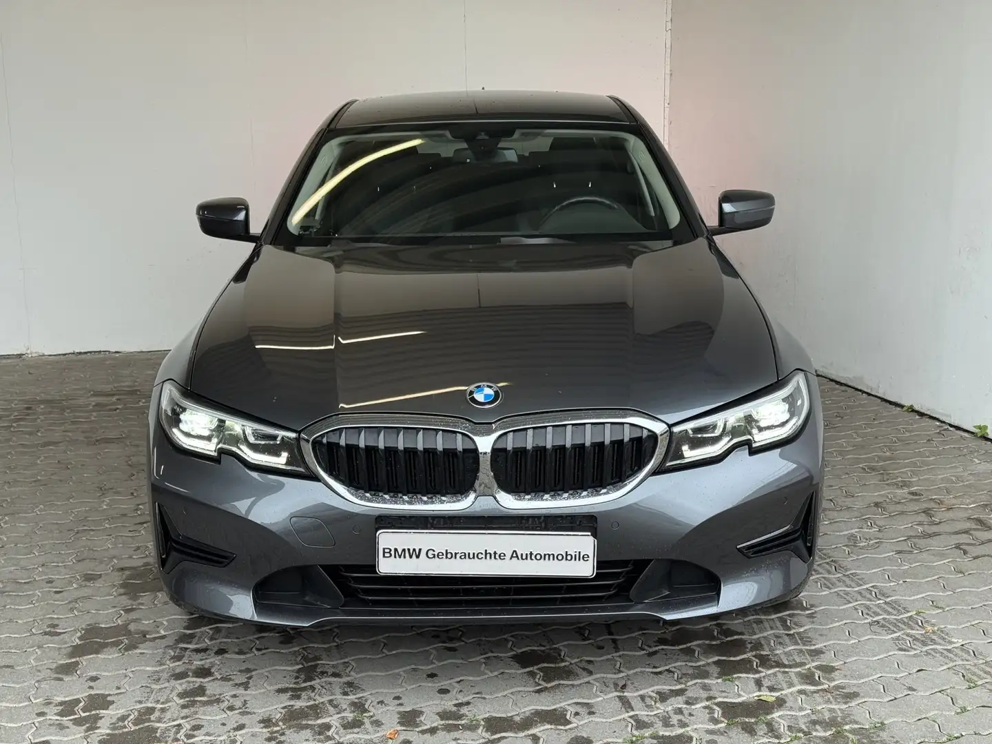 BMW 320 i Lim. Advantage Navi.LED.AHK.PDCv+h.DriveAs Grau - 2