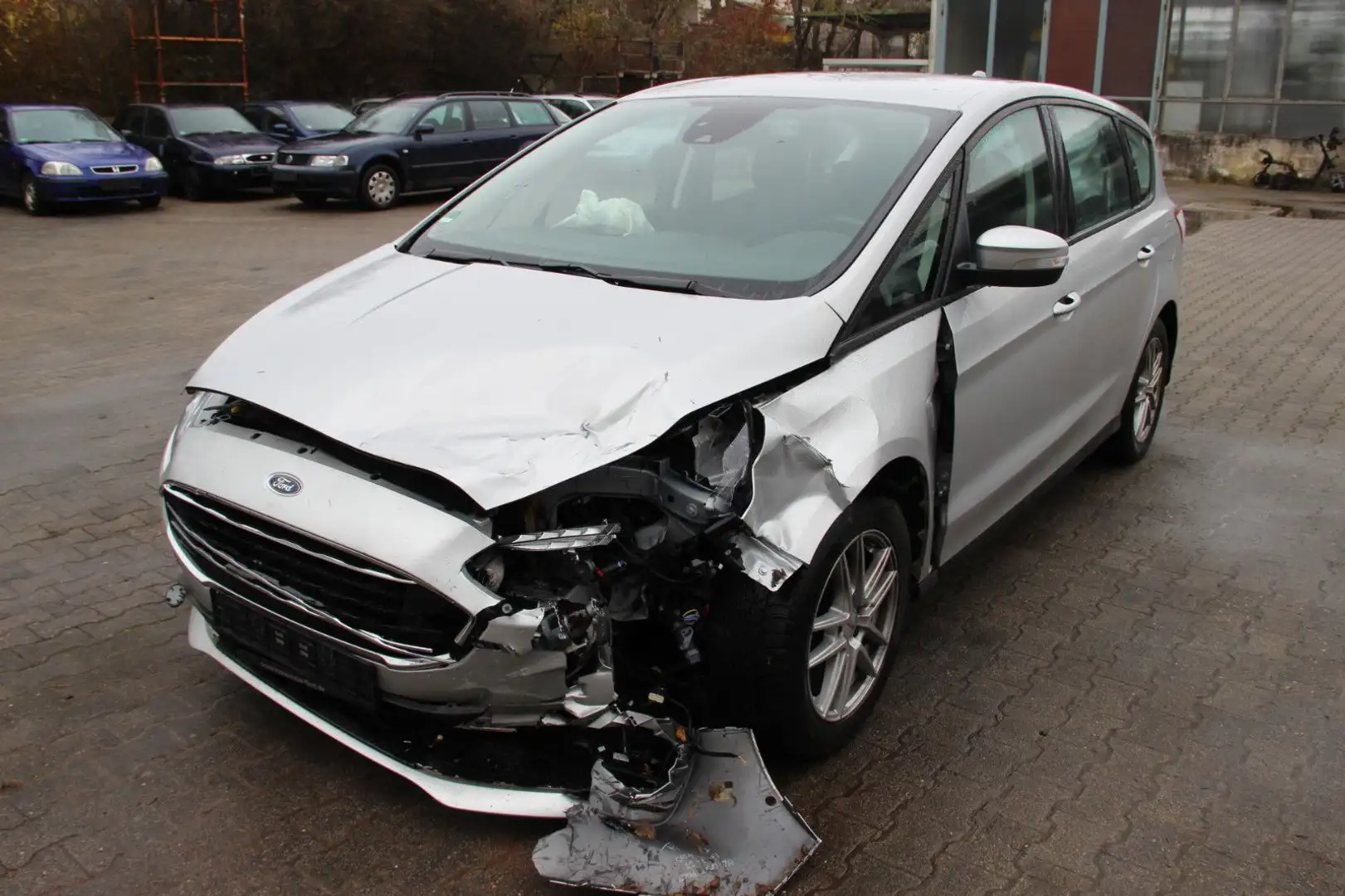 Ford S-Max 2.0 EcoBlue Trend Unfallbeschädigt Silber - 1