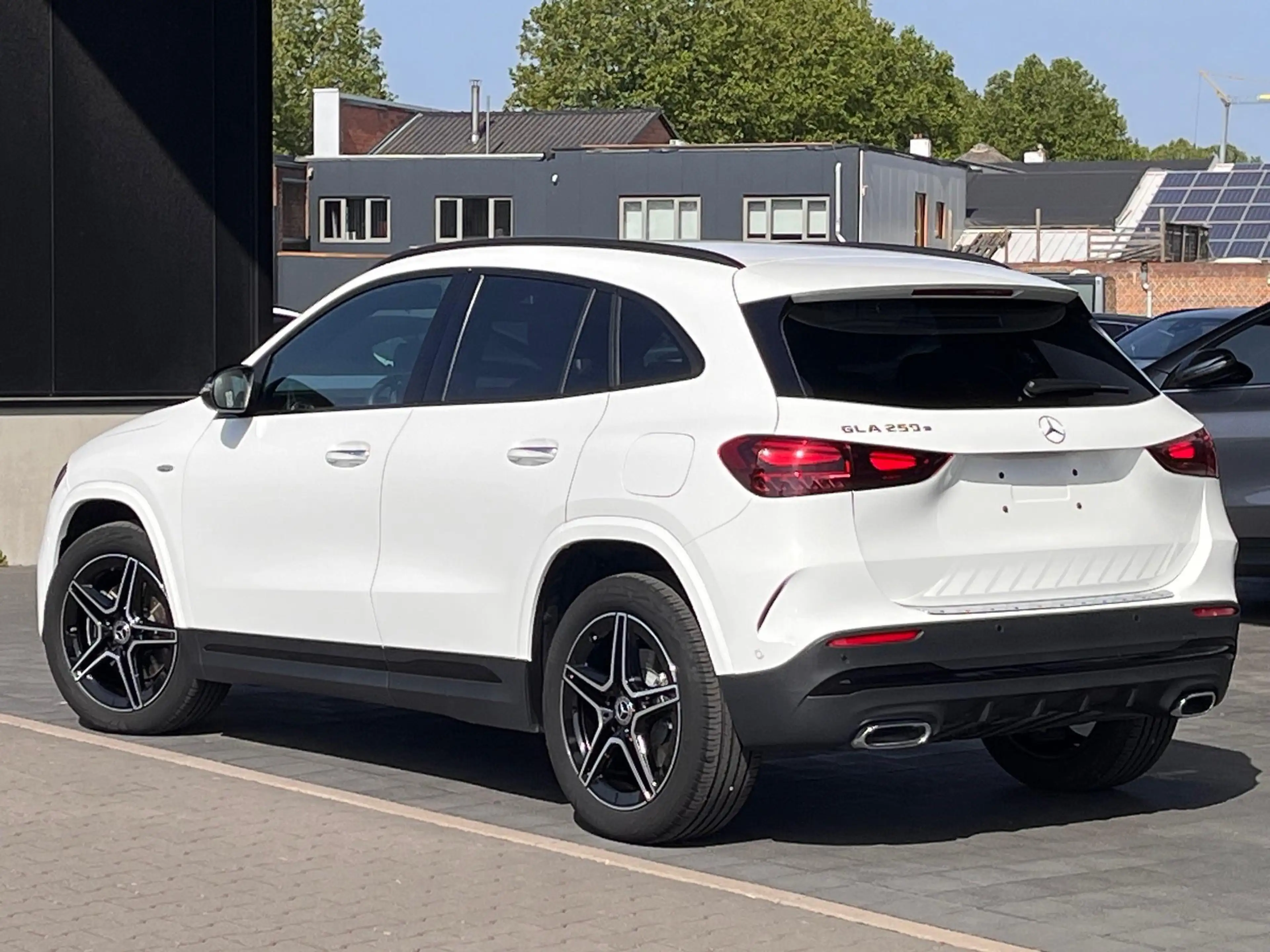 Mercedes-Benz GLA 250 e AMG Line — photo 2