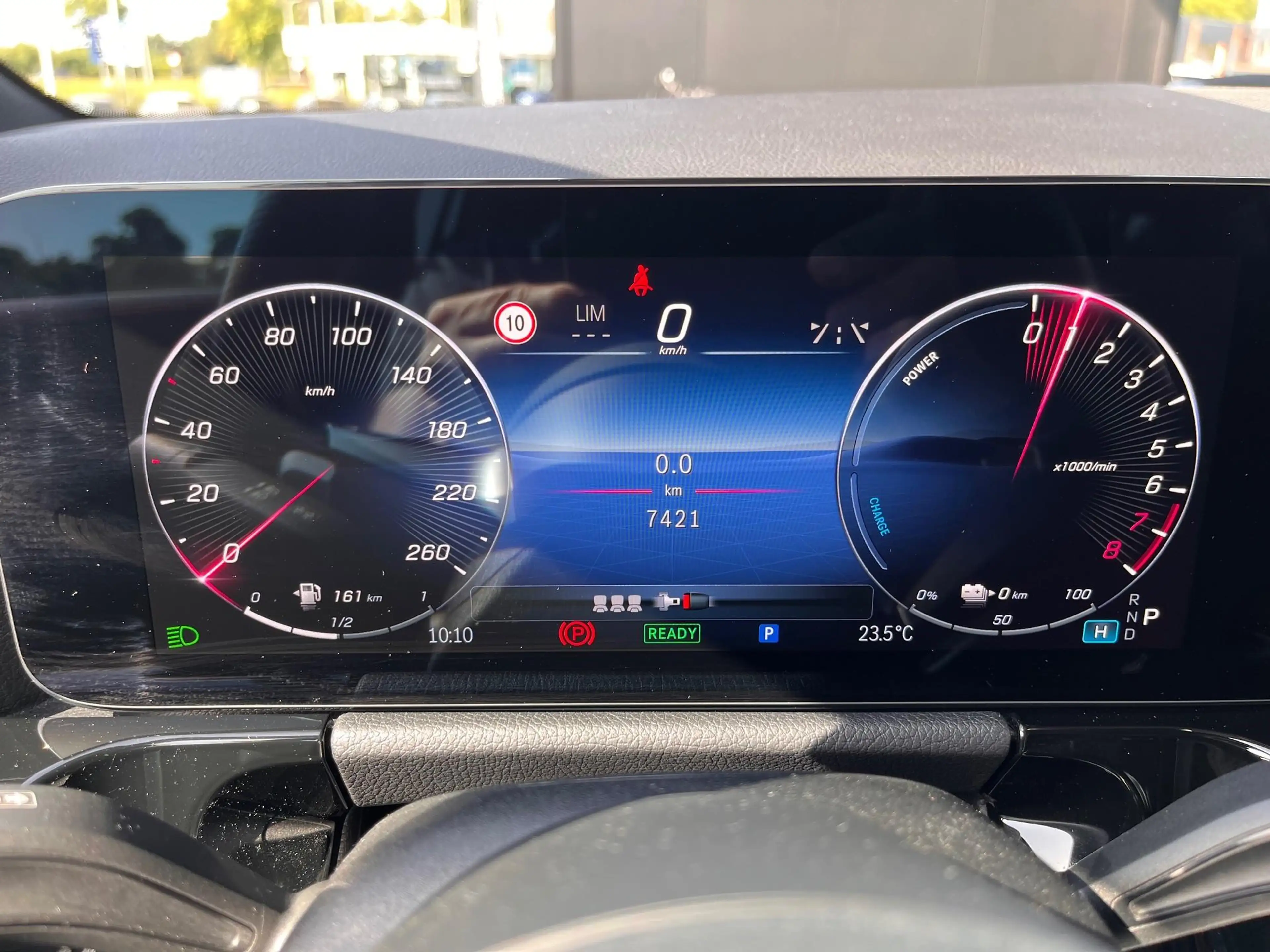 Mercedes-Benz GLA 250 e AMG Line — photo 10