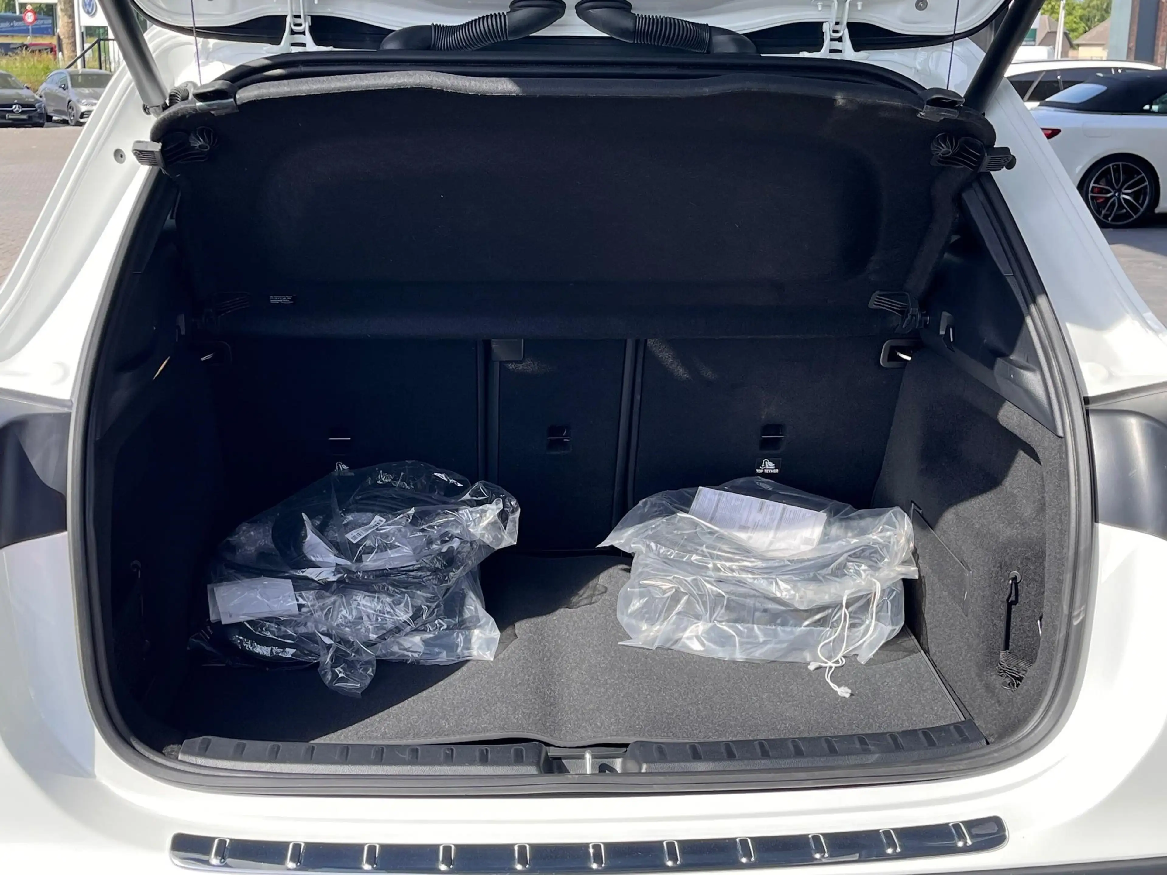 Mercedes-Benz GLA 250 e AMG Line — photo 6